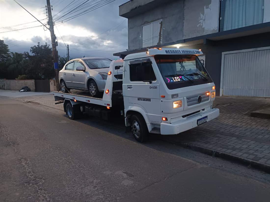 Guincho da Riva Auto Socorro fazendo reboque de carro em Joinville