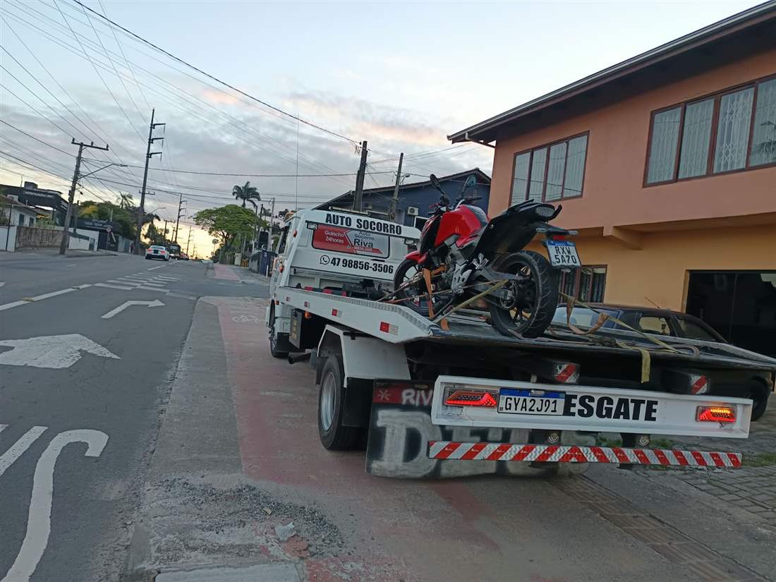 Guincho da Riva Auto Socorro transportando moto em Joinville