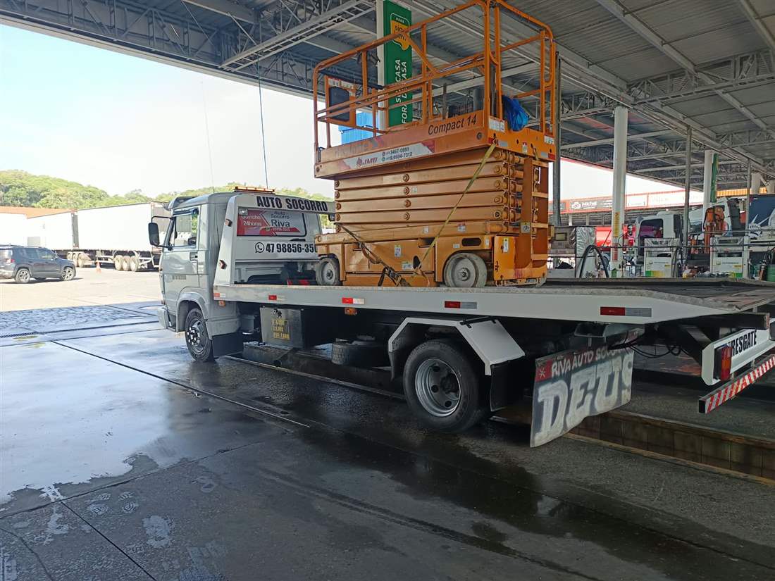 Caminhão guincho Riva Auto Socorro, atendimento 24 horas em Joinville