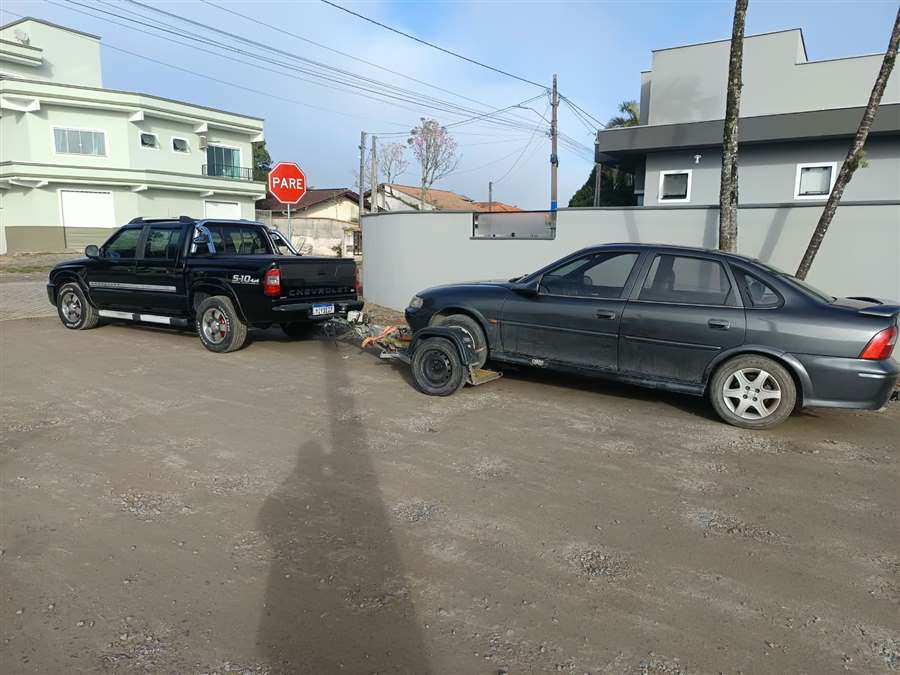 Riva Auto Socorro rebocando carro com dolly em Joinville