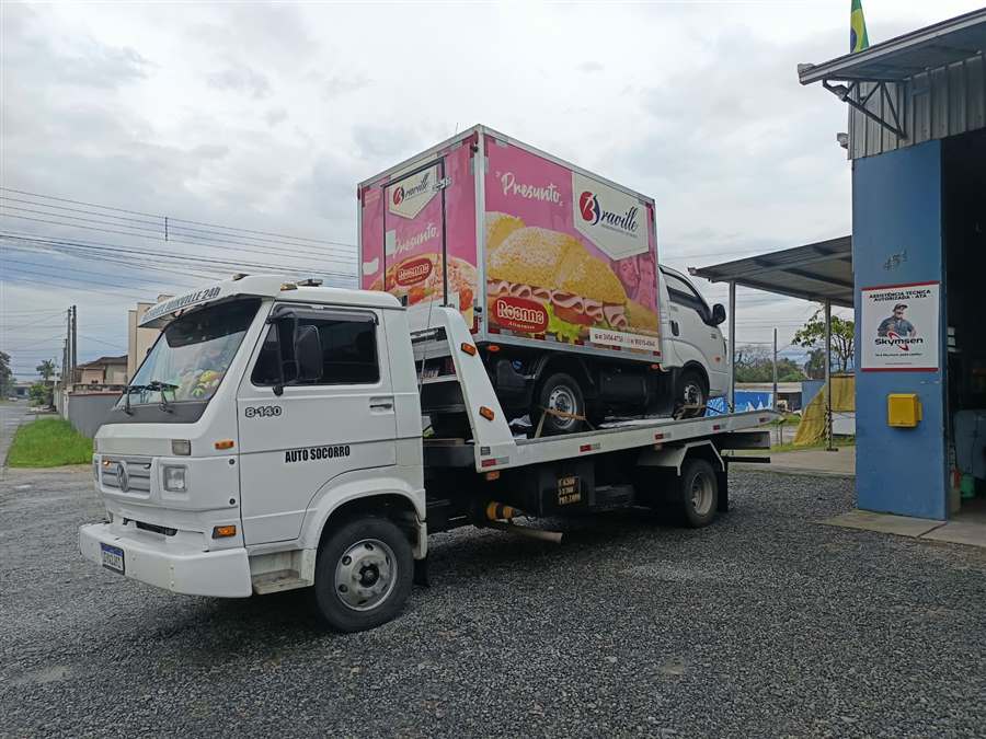 Guincho Riva Auto Socorro transportando carga em Joinville