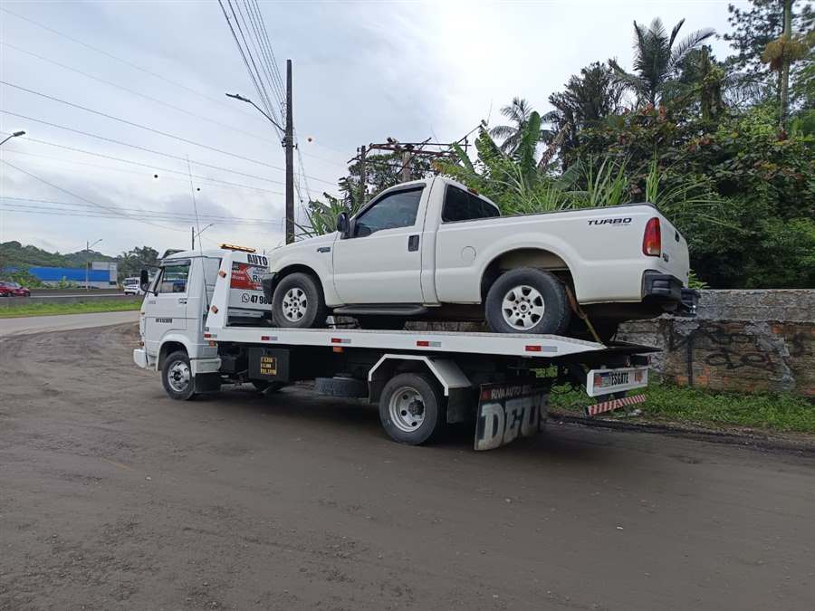 Guincho Riva Auto Socorro transportando caminhonete em Joinville